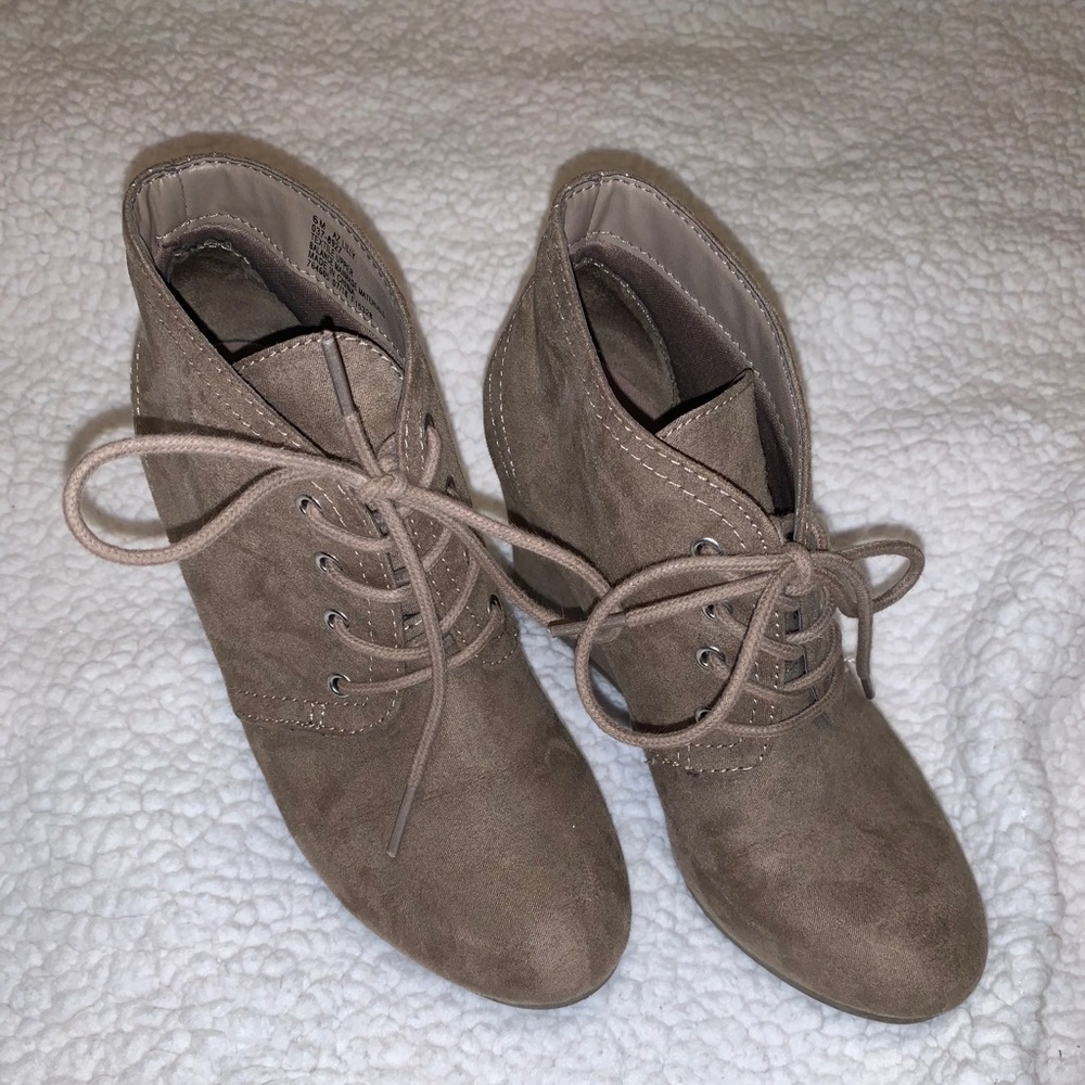 Arizona brown suede wedges